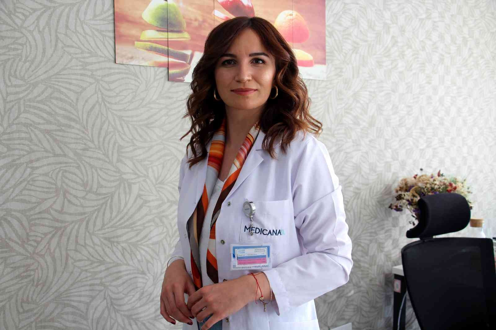 Diyetisyen Cansu Arslan: "Bin yıldır kullanılan karamuk bitkisi kanser hücrelerini yok ediyor"