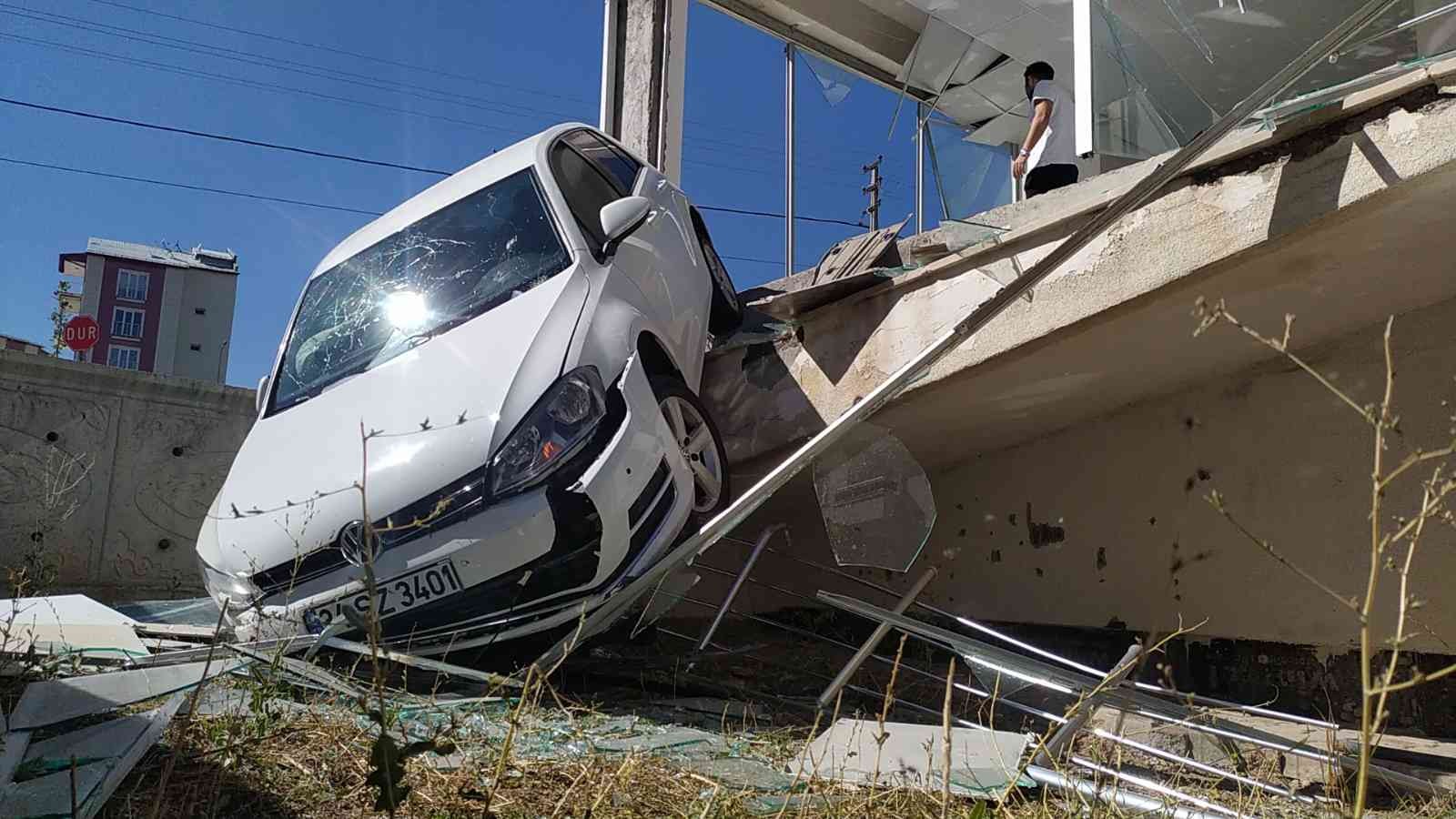 Fren yerine gaza bastı, önce dükkana girdi, sonra bahçeye düştü