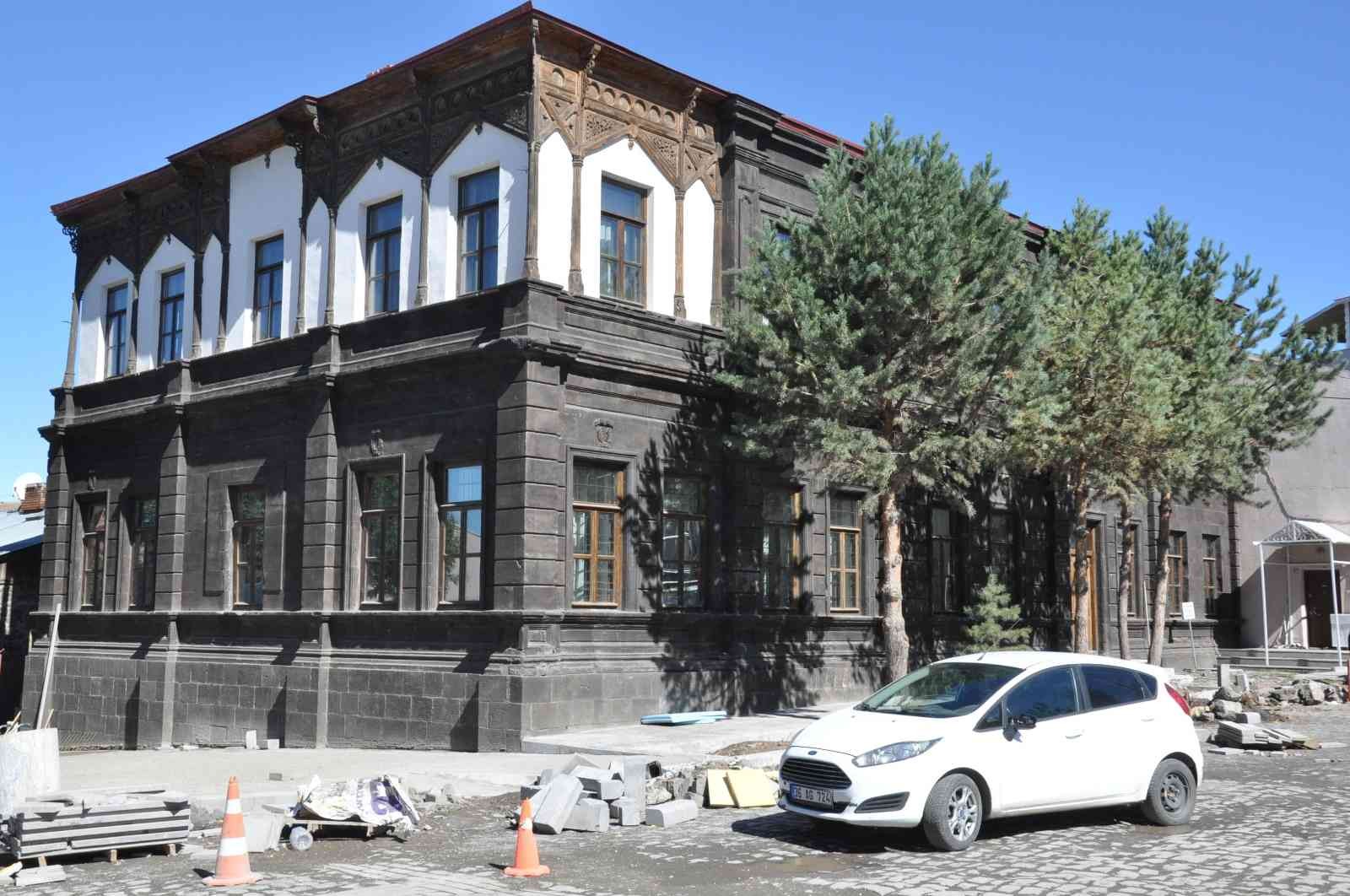 Kars’ta 100 yıllık bina gün yüzüne çıkarıldı