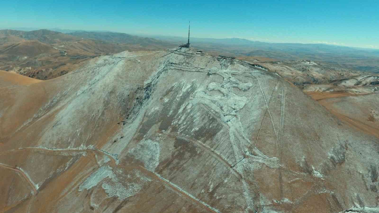 Palandöken’in beyaza bürünen zirvesi dron ile görüntülendi