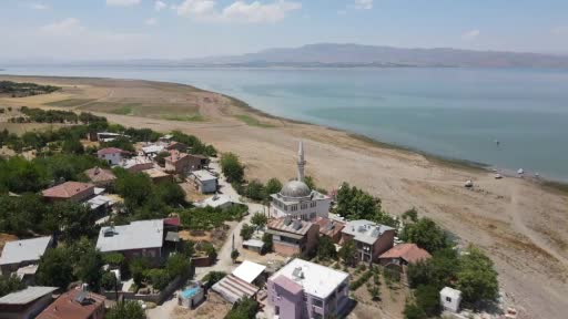 Bir zamanlar tekne turu yapılıyordu, suların çekilmesi ile o köy kuraklığın ortasında kaldı