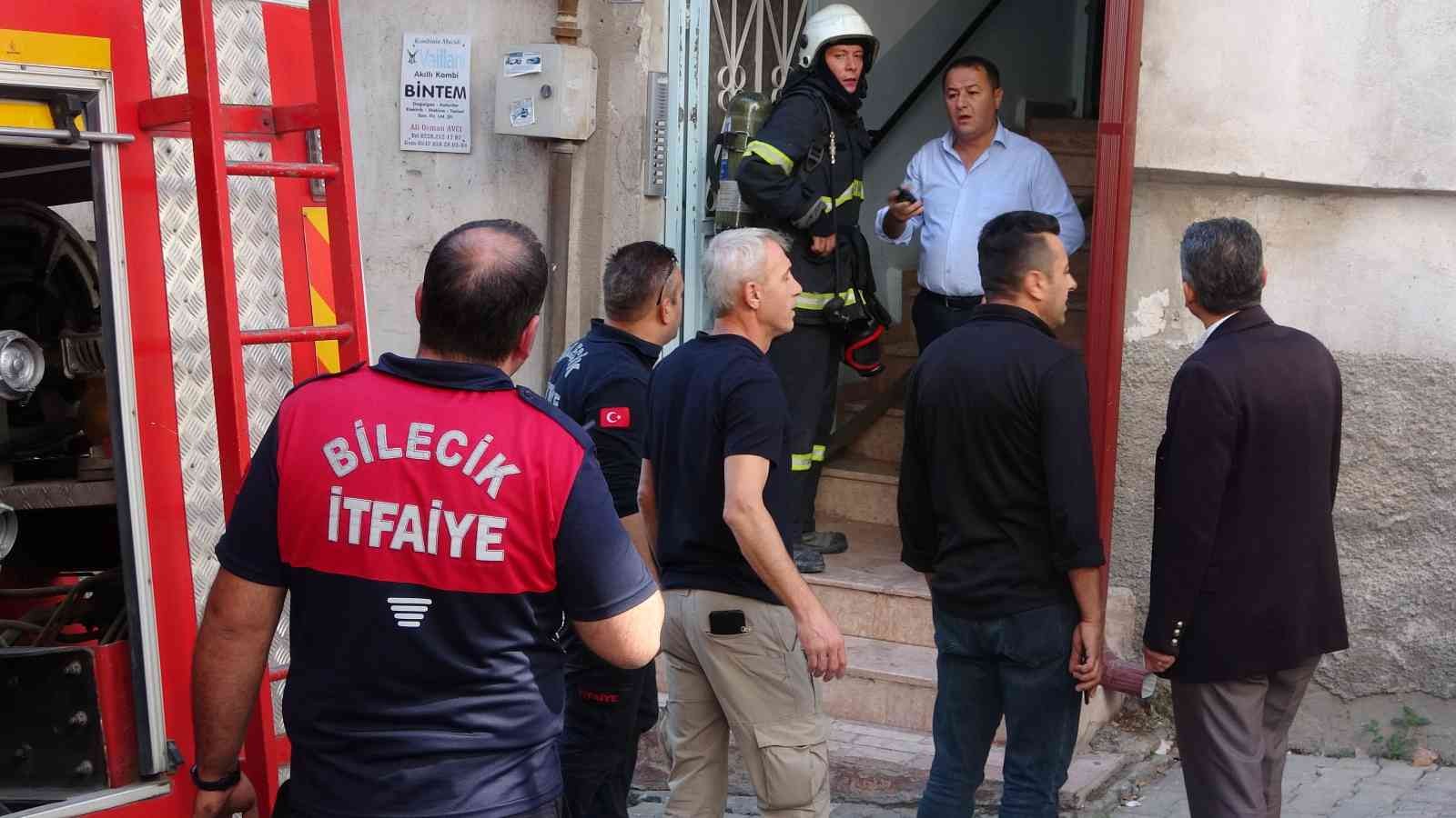 Havalandırma boşluğunda çıkan yangında tüm apartman boşaltıldı