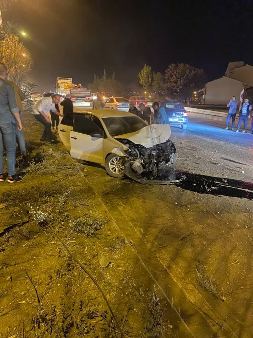 Otomobil önce motosiklete sonra refüje çarptı: 1 yaralı