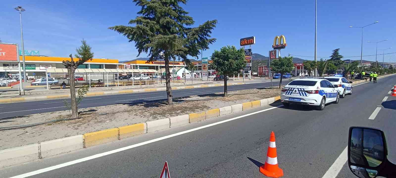 Hafriyat kamyonu çarptığı otomobili metrelerce sürükledi, o anlar kameraya yansıdı