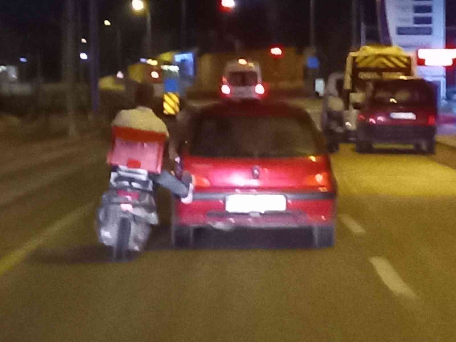 Motosikletli kurye otomobili ayağı ile 300 metre itti