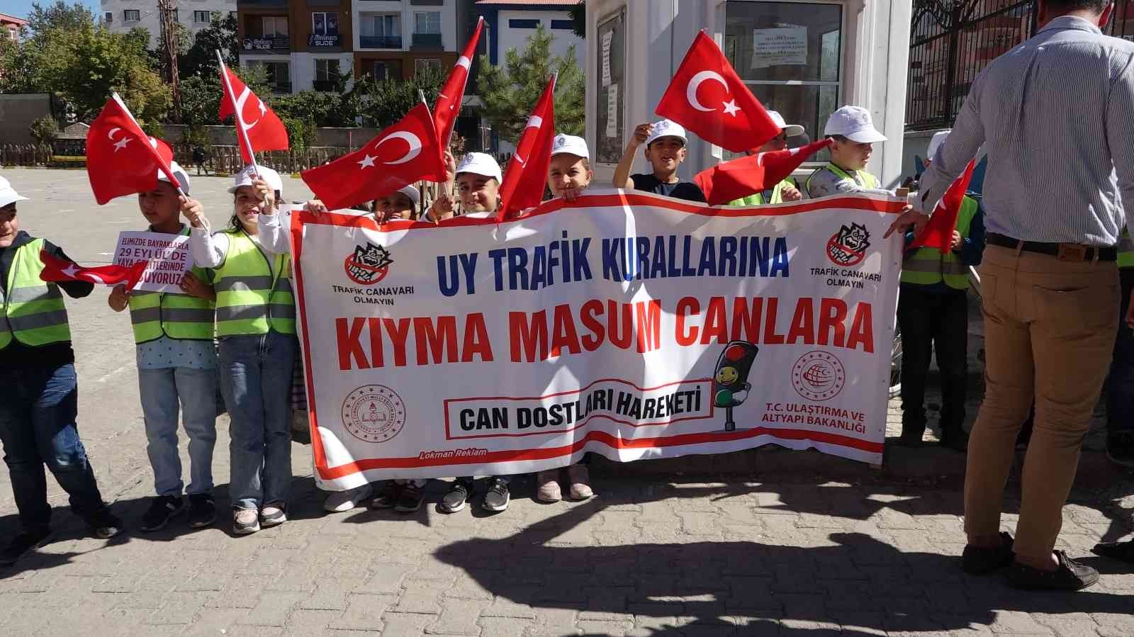 Erciş’te ‘Yayalara öncelik, hayata saygı duruşu’ etkinliği düzenlendi