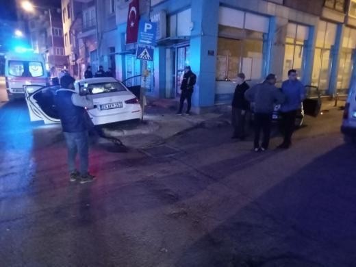 Çarpışan otomobiller yol kenarına savruldu, 2 kişi yaralandı