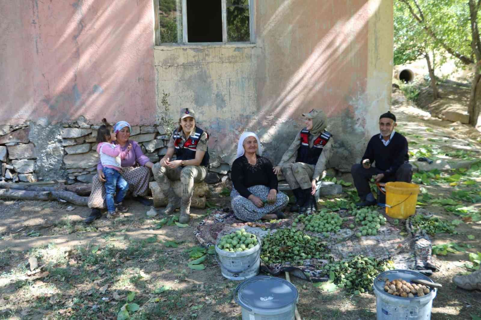 Jandarma yaşlılar ve çocukları sevindirdi