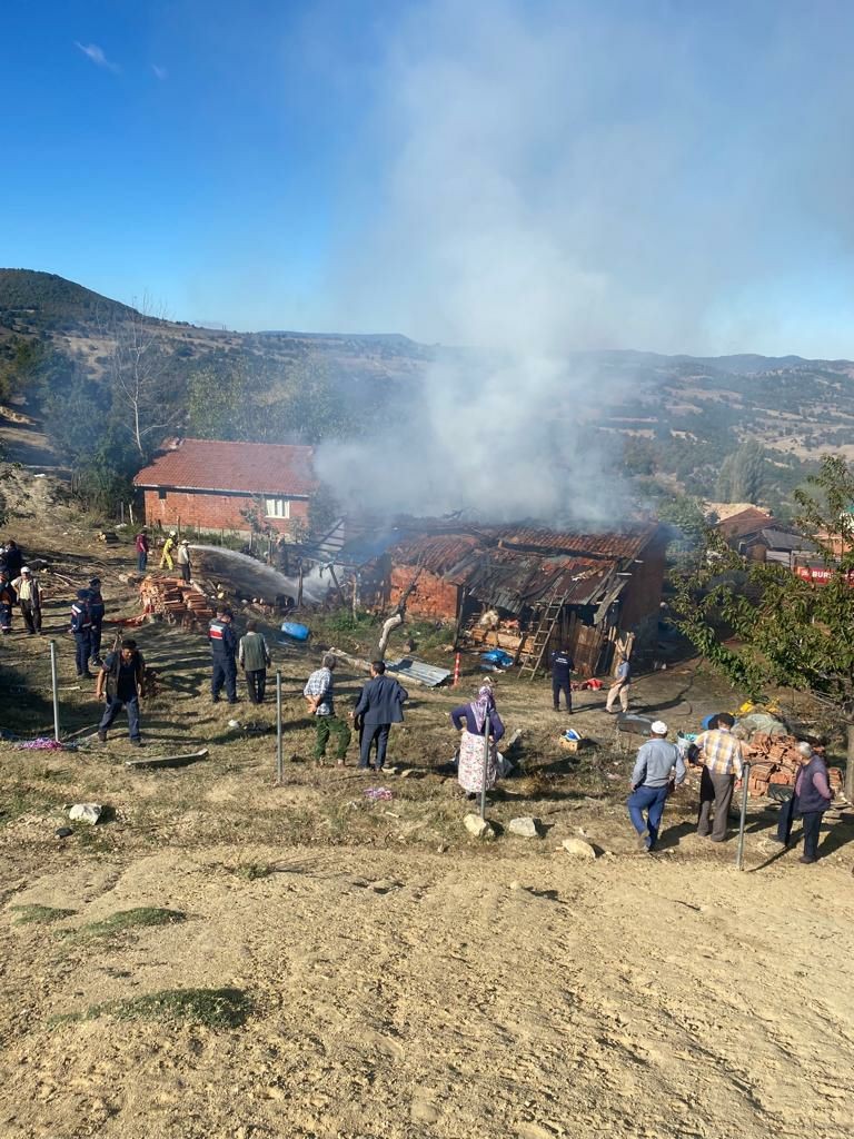 Bursa’da köy evi küle döndü