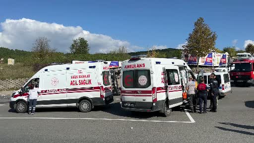 Çakıl taşı yüklü kamyon devrildi: 1’i ağır 2 yaralı