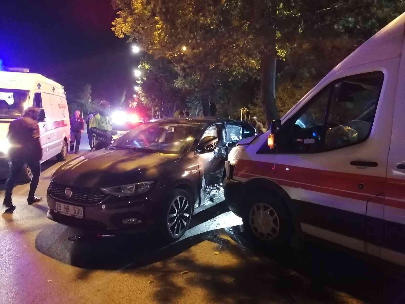 Ambulans U dönüşü yapan araca çarptı, kaza sonucu 2 kişi yaralandı