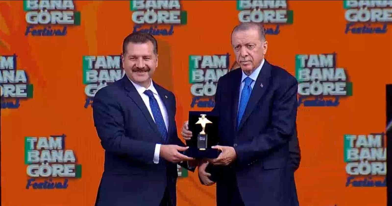 Cumhurbaşkanı Erdoğan’dan Yücel Yılmaz’a "Genç Belediye" ödülü