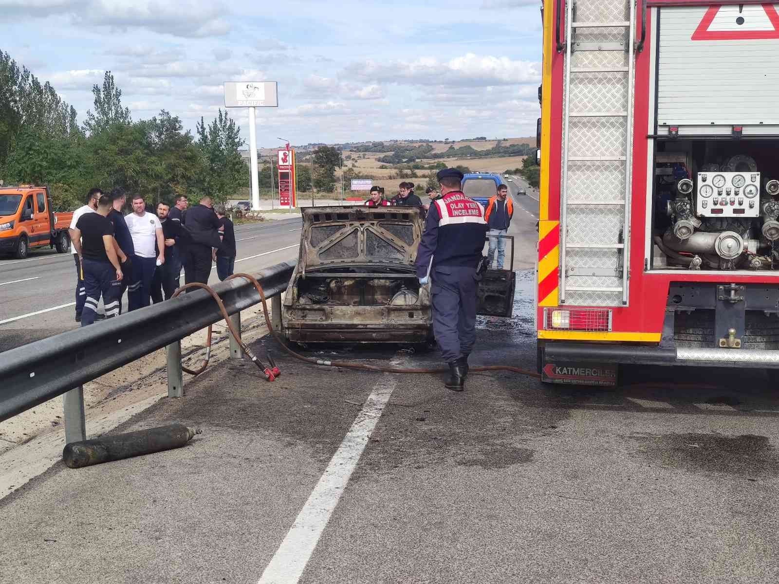 Babanın yanarak hayatını kaybettiği araçtan oğlu son anda çıkarılmış