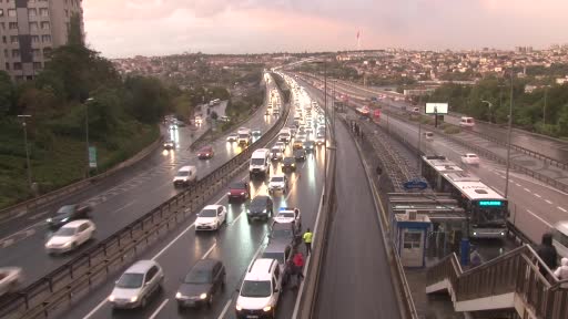 İstanbul’da sağanak yağış yoğun trafiğe sebep olurken yağışla beraber ortaya çıkan gökkuşağı kartpostallık manzara oluşturdu