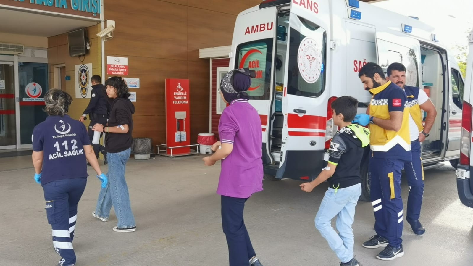 Teneffüsteki 15 öğrenciyi arılar soktu, okula 1 gün ara verildi