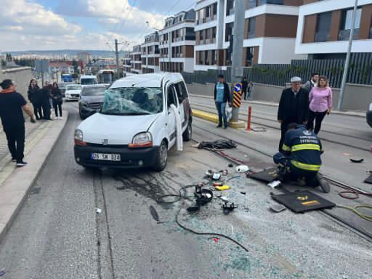 Otobüsle hafif ticari araç çarpıştı: 1 ölü, 2 yaralı