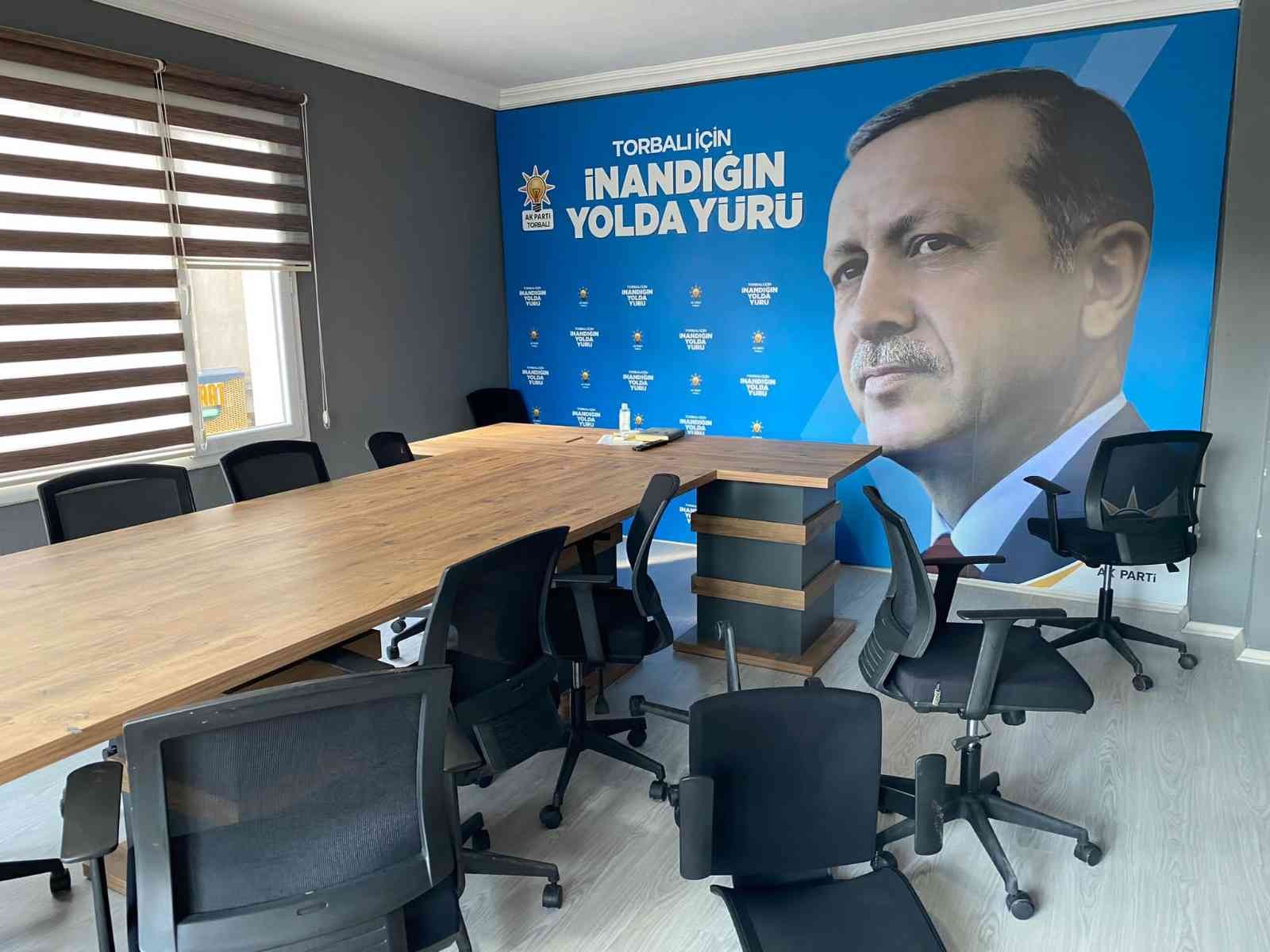 İzmir’de AK Parti bürosuna saldırı