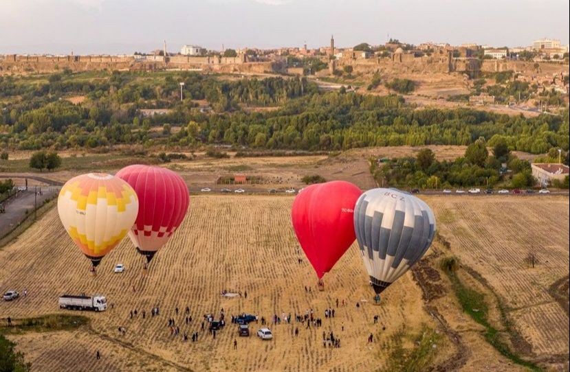 Balonlar halatlara bağlı askıda kaldı, gelenler sadece fotoğraf çekmekle yetindi