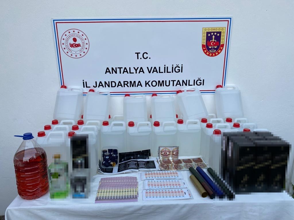 Antalya’da jandarmadan kaçak ve sahte içki operasyonu