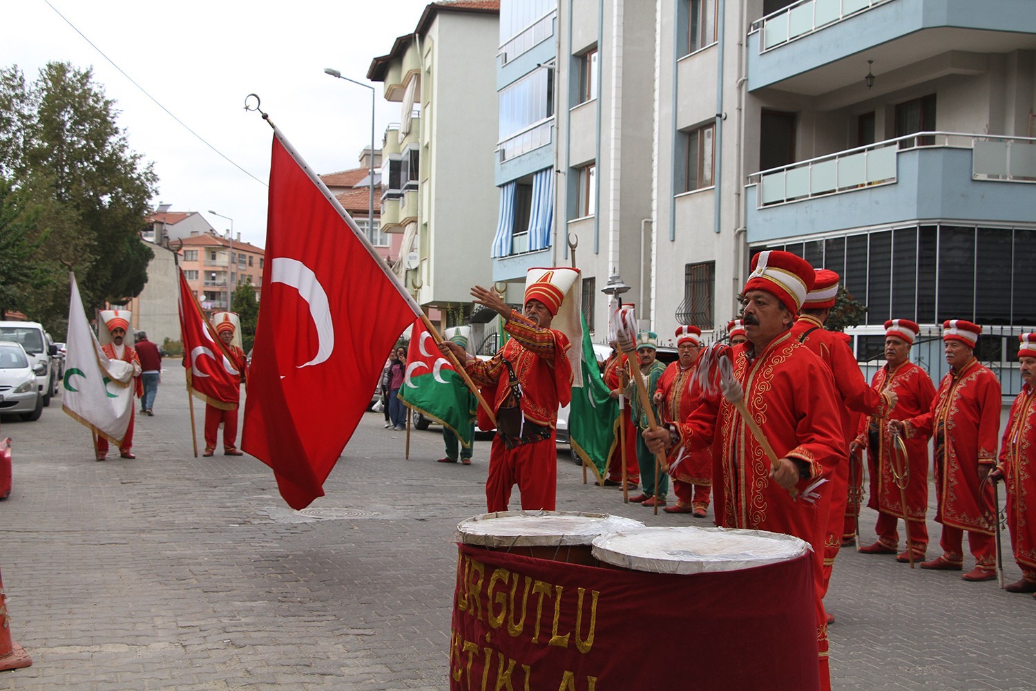 Öksüz ailesinin sünnet merasimi renkli görüntülere sahne oldu