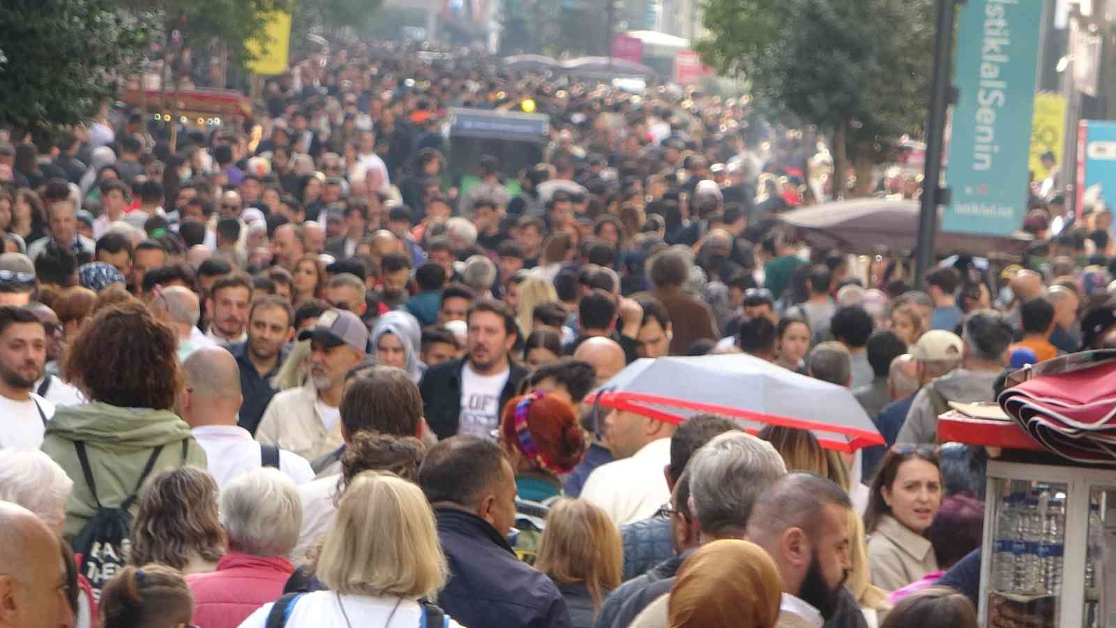 Taksim’de pazar yoğunluğu