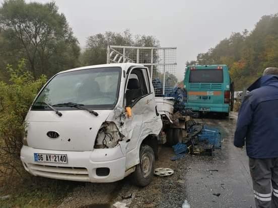 Kamyonetle otobüs çarpıştı, 1’i ağır 2 kişi yaralandı