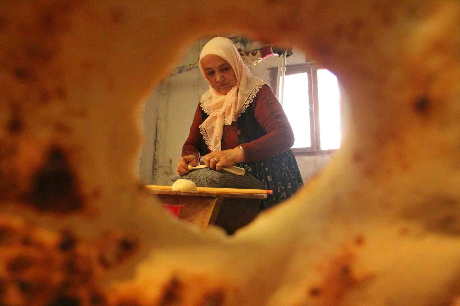 Tezek ateşinde pişen bu ekmek, bayatlamadan 1 yıl tüketilebiliyor