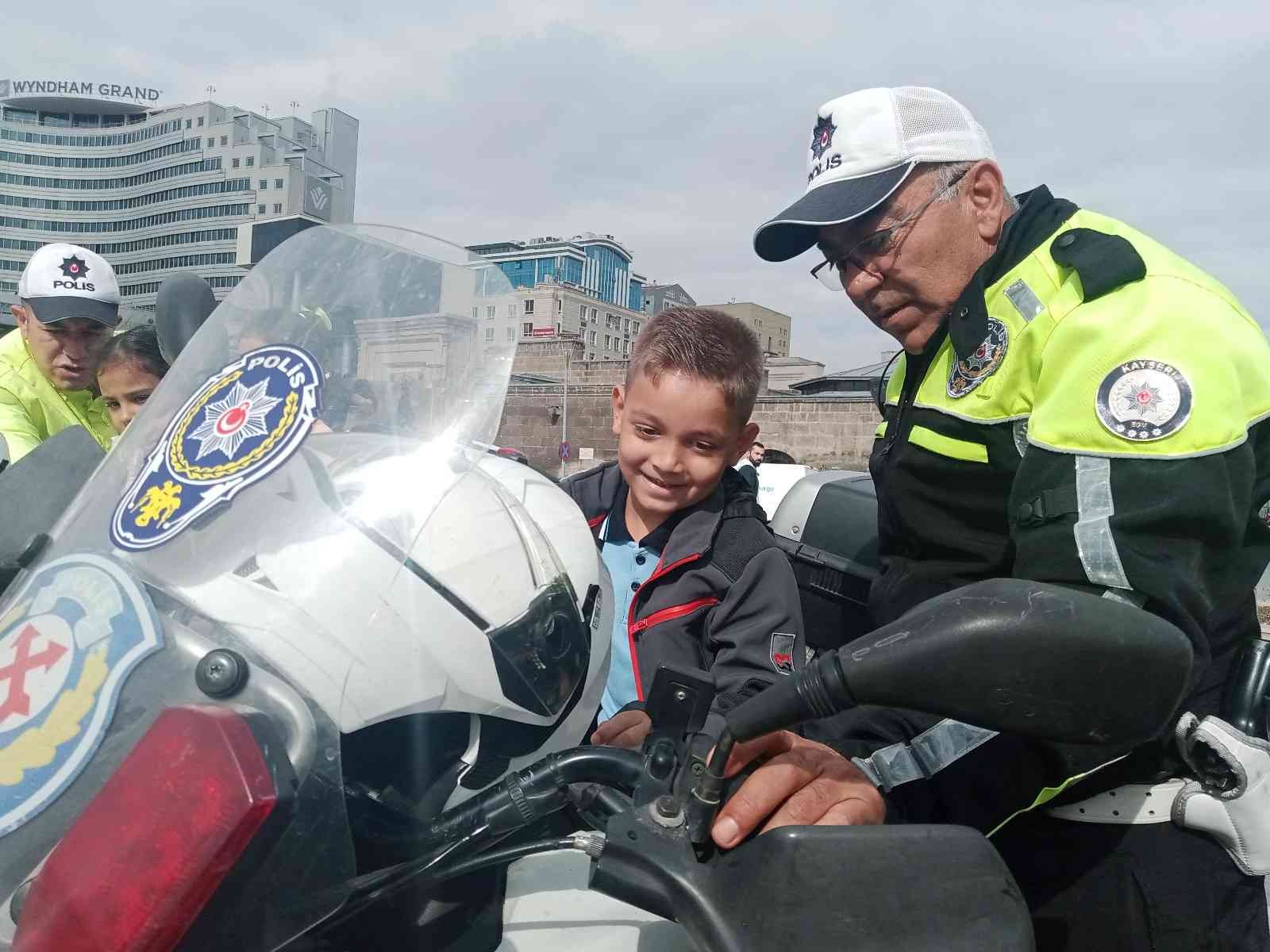 Öğrencilere uygulamalı trafik eğitimi