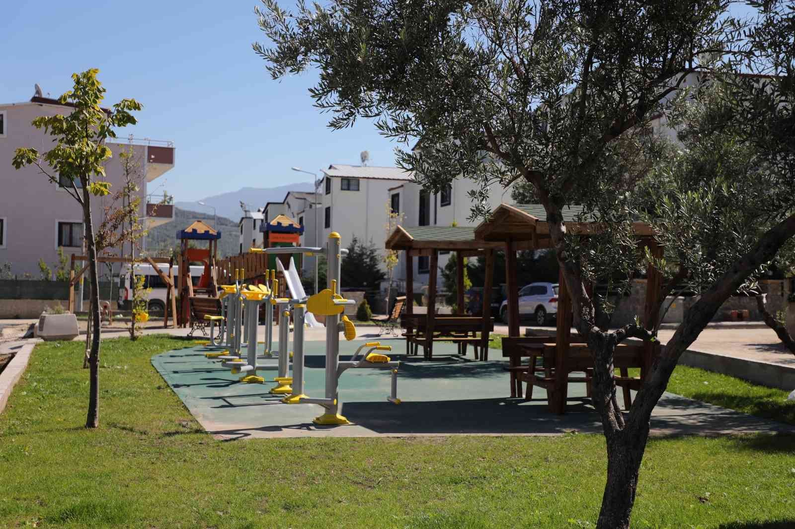 Gemlik’te yeni parklarda ahşap dönemi