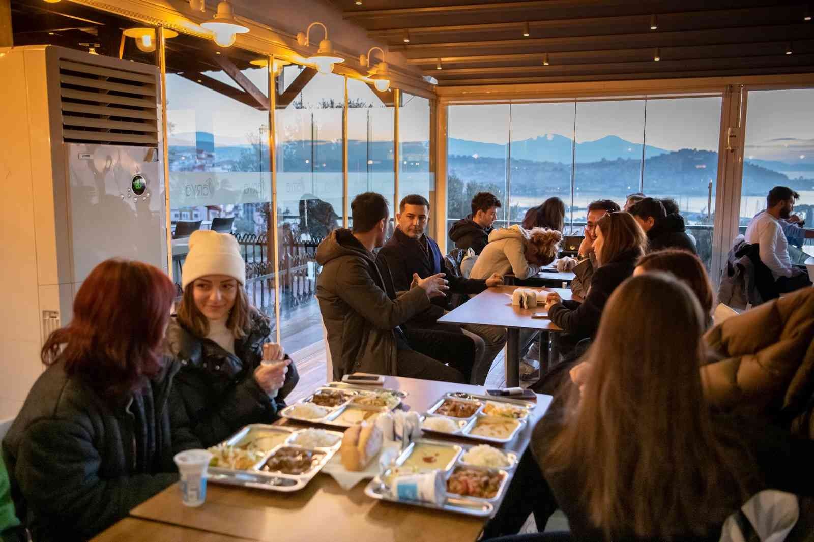 Kuşadası Belediyesi’nden üniversitelilere ücretsiz akşam yemeği