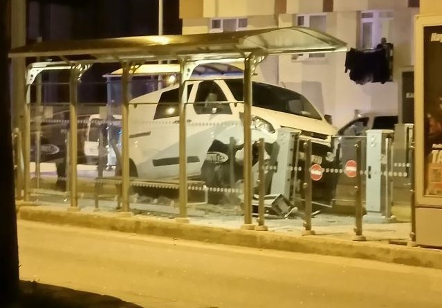 Minibüs tramvay durağına daldı, faciadan dönüldü