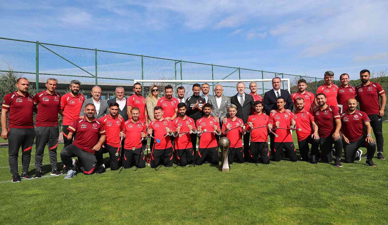 TFF Başkanı Mehmet Büyükekşi, Ampute Milli Takımı ile bir araya geldi