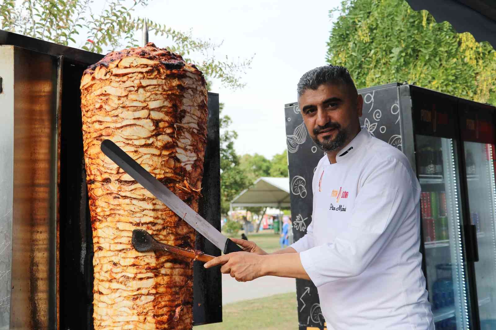 "Piton Döner" Adana Lezzet Festivali’nde yoğun ilgi gördü