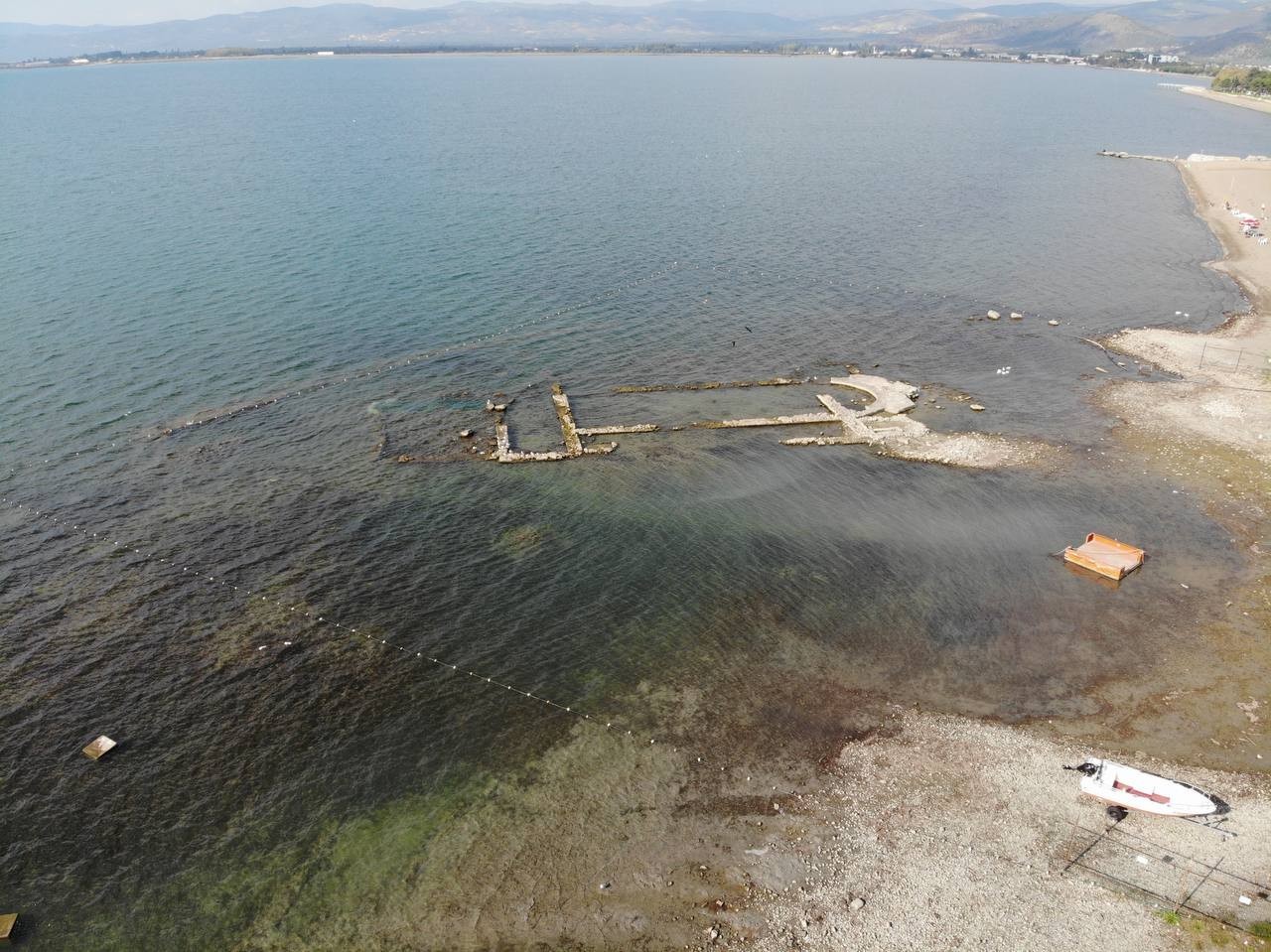 Kuraklık vurdu...2 bin yıllık tarihi bazilika resmen su üzerine çıktı