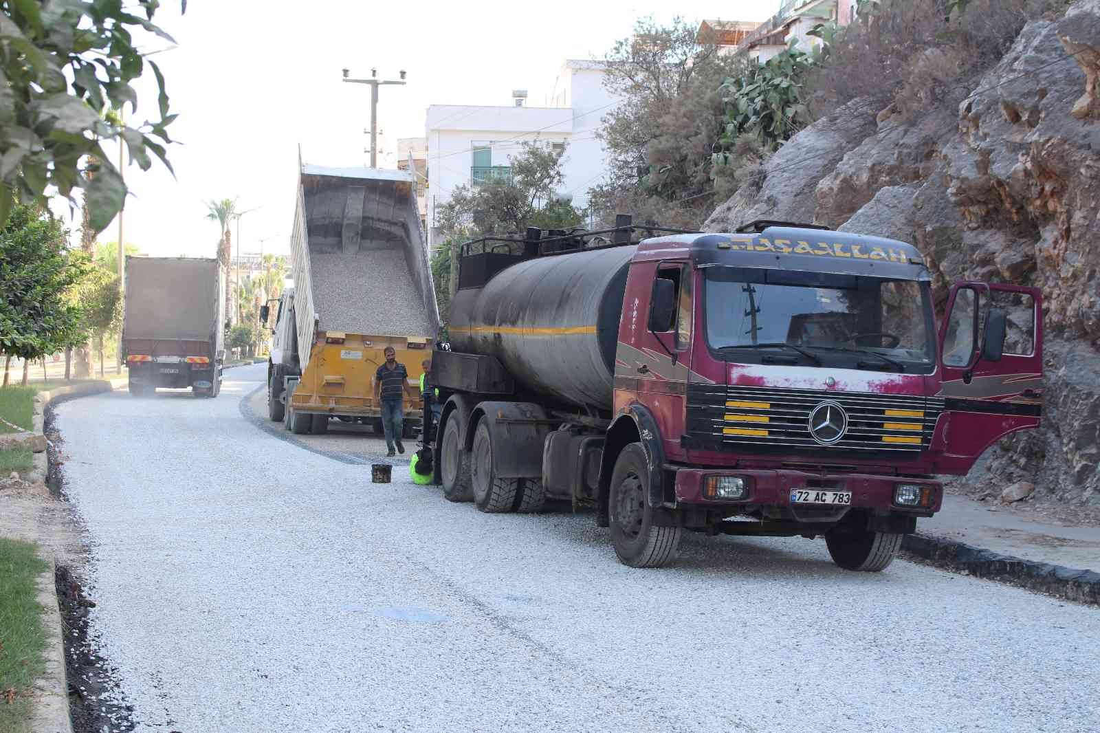 Finike’de alt yapı çalışmasında bozulan yollar asfaltlanıyor