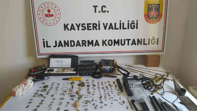 Trafik kontrolünde aranan otomobilden tarihi eser çıktı