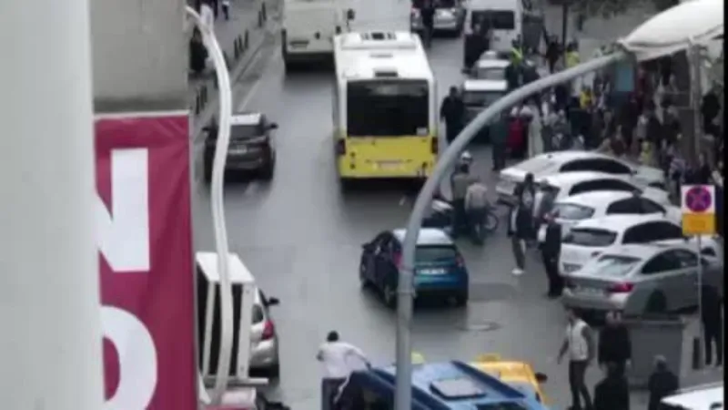 Ümraniye’de taksici ile motokuryenin yumruklu kavgası kamerada