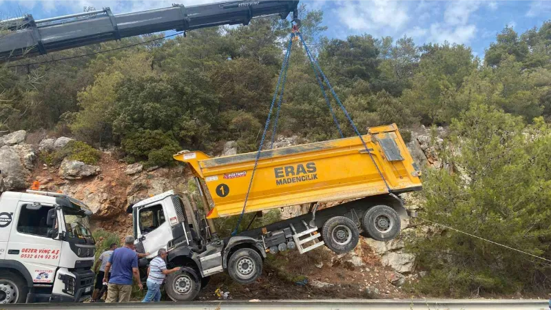 Hafriyat kamyonu devrildi, kilometrelerce araç kuyruğu oluştu