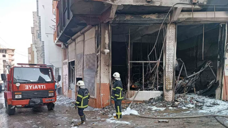 Gaziantep’te ecza deposunda korkutan yangın