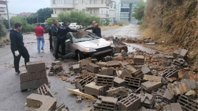 Yağmur sebebiyle yıkılan istinat duvarı otomobili hurdaya çevirdi