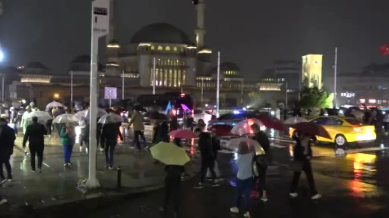 Taksim’de yağmur ve rüzgar vatandaşlara zor anlar yaşattı