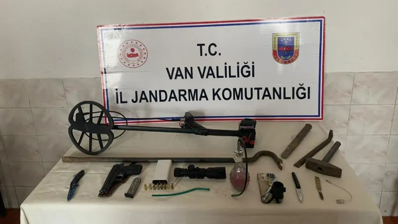 Çaldıran’da ruhsatsız kazı yapan 3 kişi yakalandı