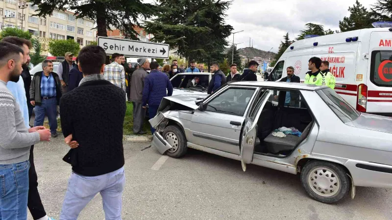 Kastamonu’da iki otomobil kafa kafaya çarpıştı: 1 yaralı