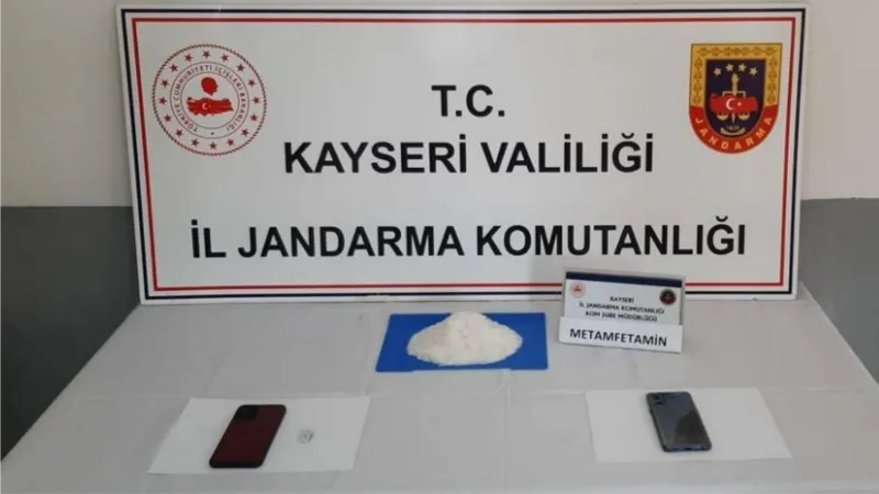 Belinde poşetle uyuşturucu taşıyan zehir taciri jandarmadan kaçamadı