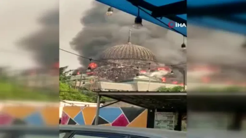 Endonezya’da cami kubbesi önce yandı sonra çöktü