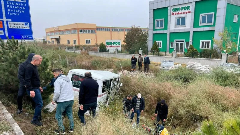 Afyonkarahisar’da işçi servisi kaza yaptı