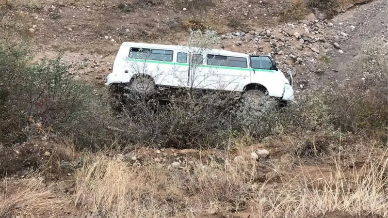 Öğrenci servisi dere yatağına devrildi: 15’i çocuk 16 yaralı