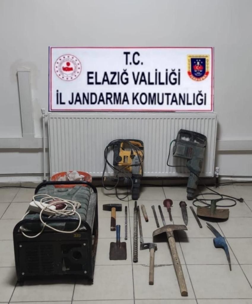 Elazığ’da kaçak kazı yapan 4 şüpheli suçüstü yakalandı