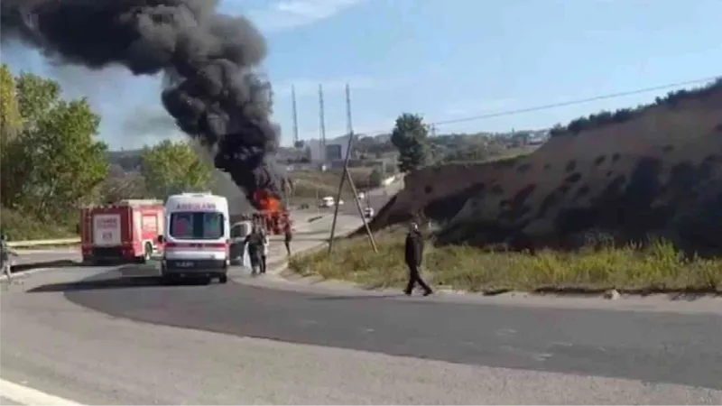 Tuzla’da yola devrilen hafriyat kamyonu alev alev yandı