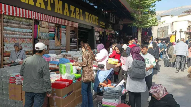 İndirimi duyan koştu, vatandaşlar birbiriyle yarıştı